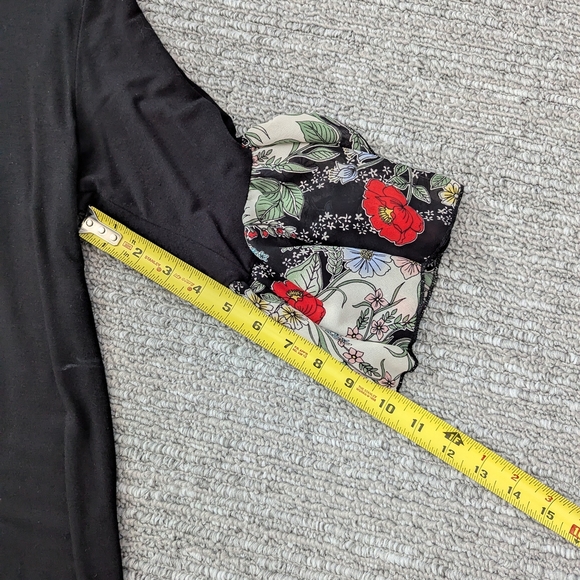 Storm Women's (Medium) Black Relaxed Fit Top With Flowy Floral 3/4 Sleeves - Picture 7 of 10